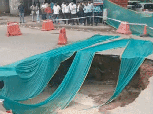 Gurugram Iffco Chowk Road Cave-In | Massive 20ft Pit Disrupts Traffic