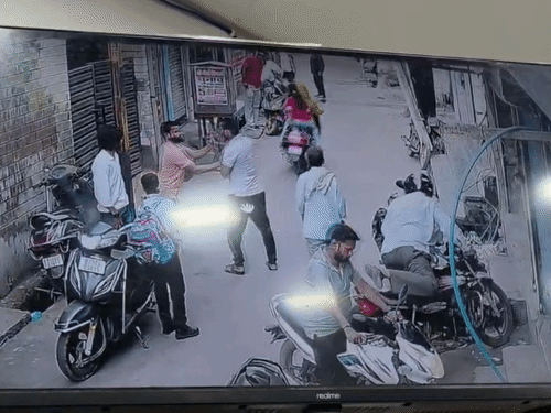 युवक के टोकते ही तीनों लड़के झगड़ने पर उतारू हो गए।