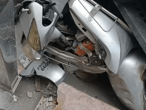 गाड़ी की टक्कर से स्कूटी बुरी तरह से क्षतिग्रस्त हो गई।