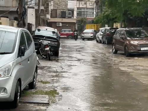 जयपुर में सुबह 4 बजे से हो रही बारिश के कारण मौसम में ठंडा हो गया है।