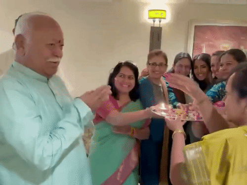 न्यूयॉर्क के जेएफके एयरपोर्ट पर भारतीय समुदाय की महिलाओं ने भागवत का स्वागत किया। - Dainik Bhaskar