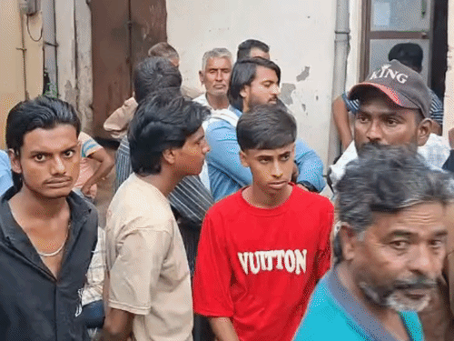 घटना के बाद मृतक शाकिर के घर के बाहर लोगों की भीड़ जमा है। वहीं, पुलिस अधिकारी आरोपियों की जानकारी जुटाने में लगे हैं।