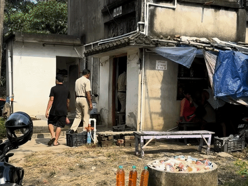 अब्दुल के घर के बाहर 3 पुलिसकर्मी तैनात किए गए हैं।