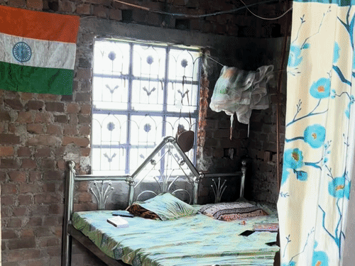 बिना प्लास्टर वाले दो कमरे के घर में अब्दुल के घर में तिरंगा भी लगा हुआ दिखा।