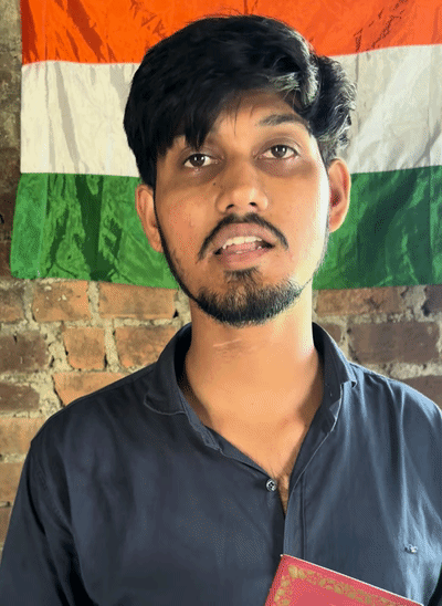 अब्दुल ने बताया कि कुछ BJP वालों ने मम्मी को फोन करके डराया कि आपका बेटा 'पाकिस्तानी आतंकवादी संगठन' के साथ जुड़ा हुआ है, जबकि ऐसा कुछ भी नहीं है।