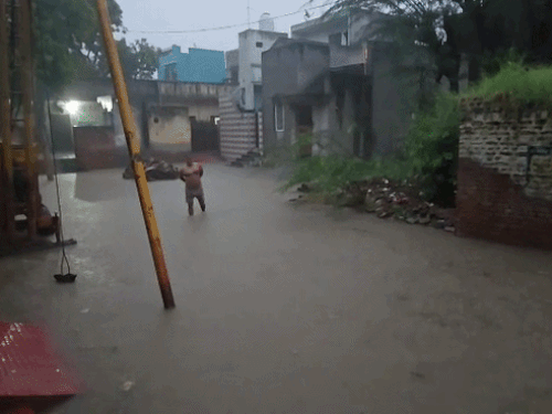 सोनीपत के सांदल खुर्द गांव में बारिश के चलते डेढ़ से दो फीट तक पानी जमा हो गया।