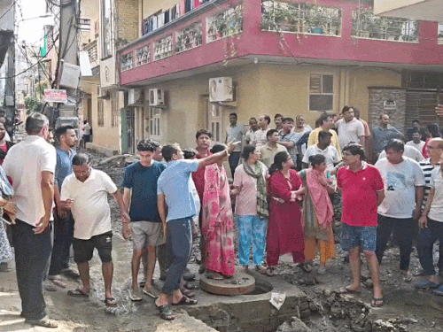 सीवर के लिए गली खोदी, बरसात में दलदल बनी; लोग बोले-महिला-बच्चे फिसल रहे|गुरुग्राम,gurugram - Dainik Bhaskar