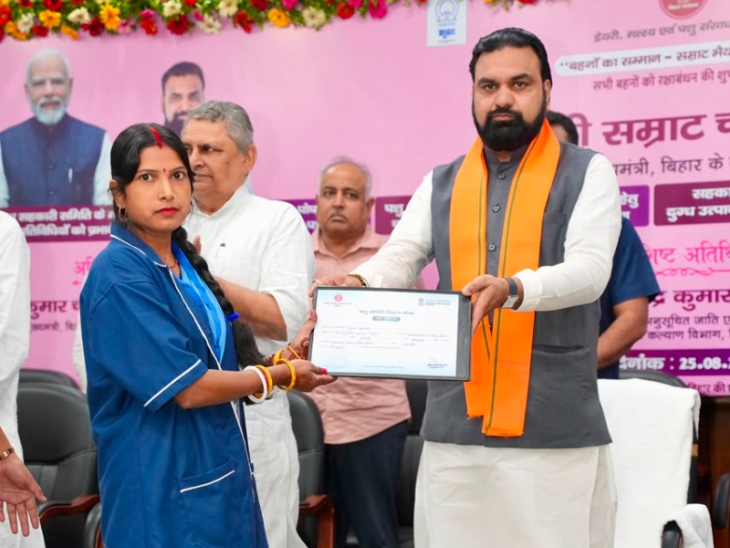 महिला को सर्टिफिकेट देते सीएम सम्राट।