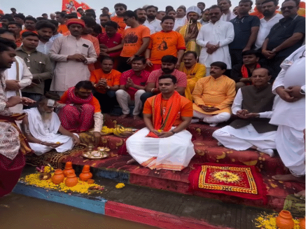 शिवराज के बेटे कार्तिकेय सिंह कांवड़ यात्रा के दौरान पूजा करते हुए।