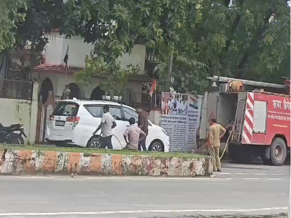 सिंगरौली में फायर ब्रिगेड के पानी से विधायक की गाड़ी की धुलाई हुई।