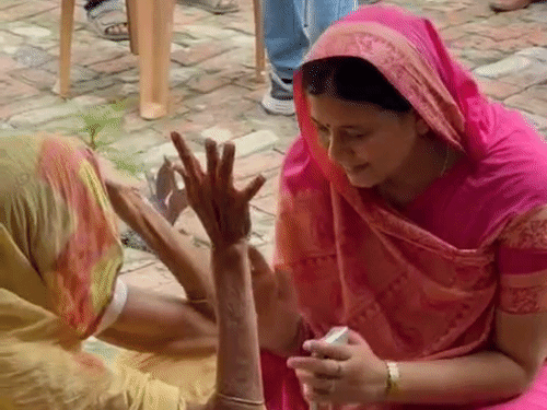 लंबे समय तक भाजपा में रहने के बाद भी टिकट न मिलने को अस्मिता चंद वादा खिलाफी बता रही हैं और इस बात से सहानुभूति पाने की कोशिश भी कर रही हैं।
