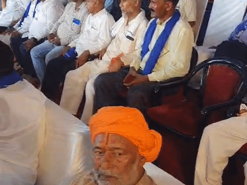 बसपा के सभी मोर्चों के नेता भी अपना समर्थन जताने वहां पहुंचे थे।