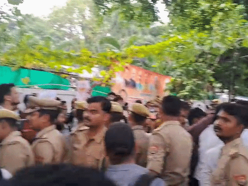 भर्ती का पोस्टर दिखाता बेरोजगार युवा।
