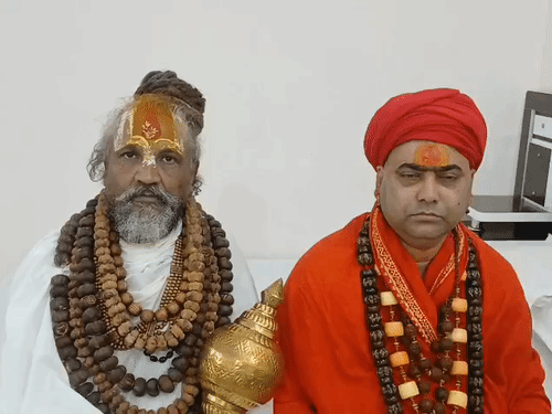 ये तस्वीर प्रकाशानंद गिरि उर्फ कंप्यूटर बाबा और महामंडलेश्वर परमानंद गिरि की है। कंप्यूटर बाबा ने ही बैठक बुलाई थी।
