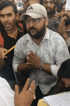 अभ्यर्थी ब्रजेश पाठक के सामने हाथ जोड़ते हुए।
