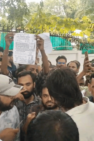 अभ्यर्थियों का कहना है कि 2016 के बाद से लाइब्रेरियन की भर्ती नहीं हुई है।