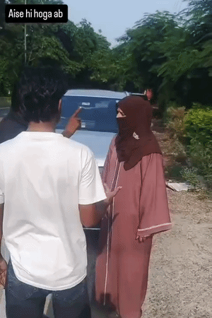 युवकों ने युवती से भी गाली-गलौज की।