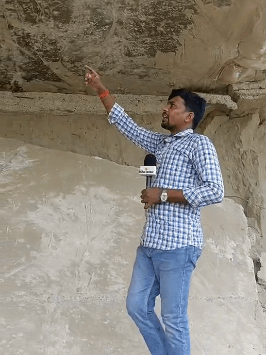 सड़क के नीचे प्लास्टिक भी लगाया गया है, जिसे भास्कर रिपोर्टर दिखा रहे हैं।