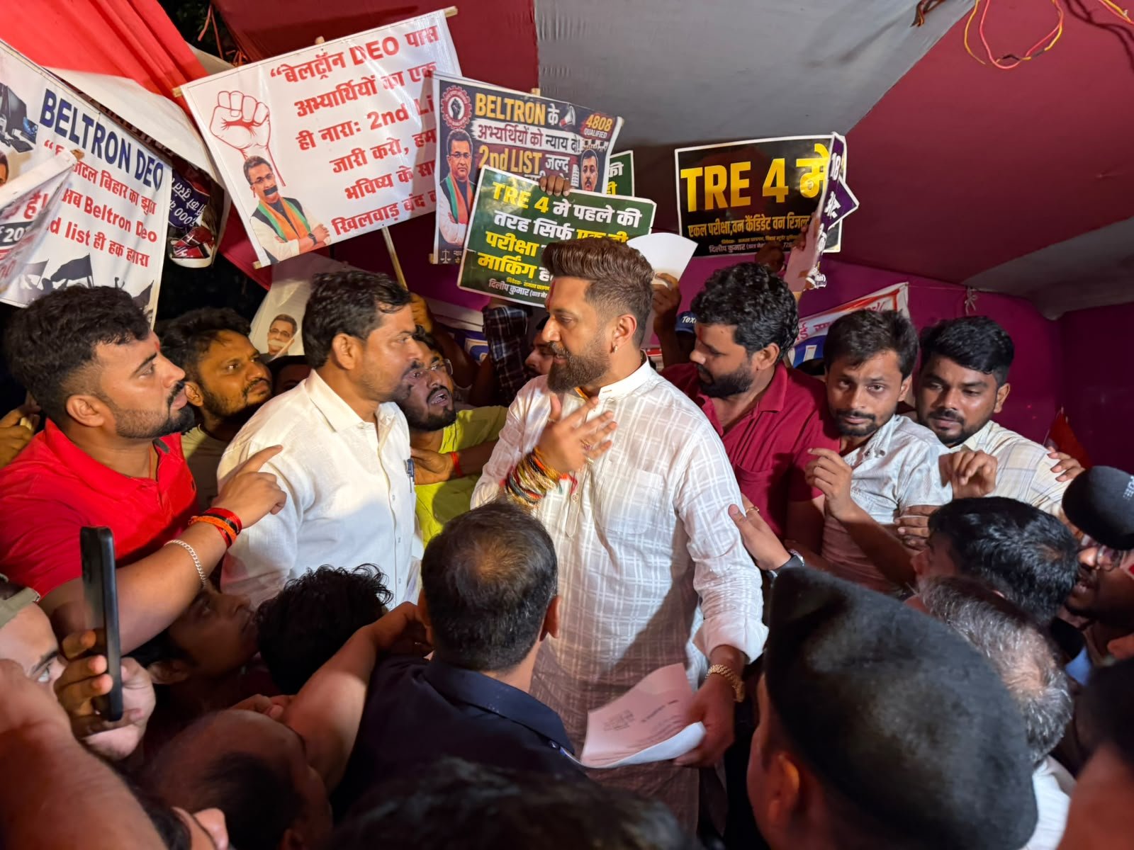 देर शाम सांसद और LJP(R) अध्यक्ष चिराग पासवान छात्रों से मिलने गर्दनीबाग पहुंचे।