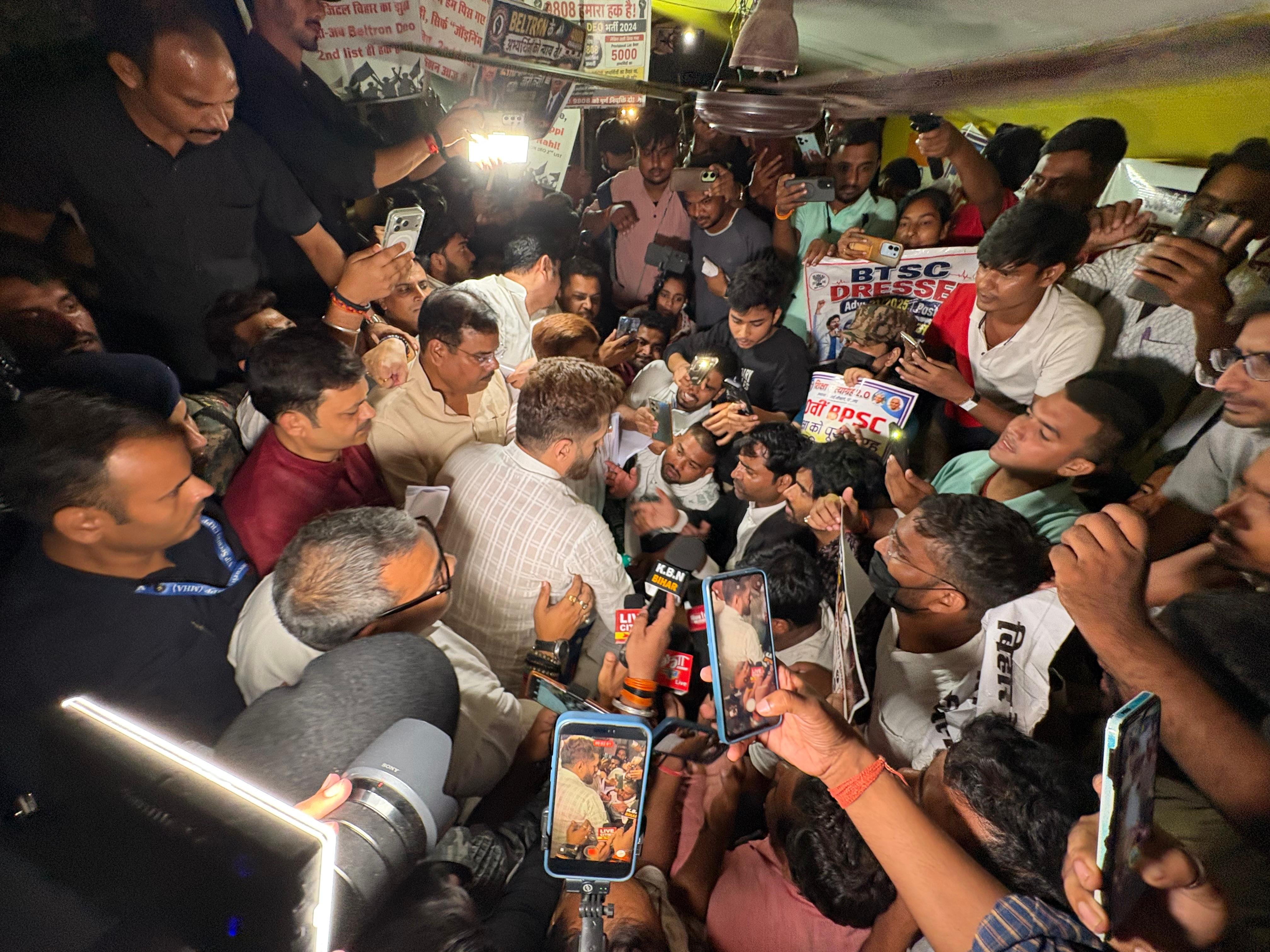 चिराग ने छात्रों से बातचीत की। इस दौरान छात्रों ने अपनी मांगों को लेकर चिराग को ज्ञापन सौंपा।