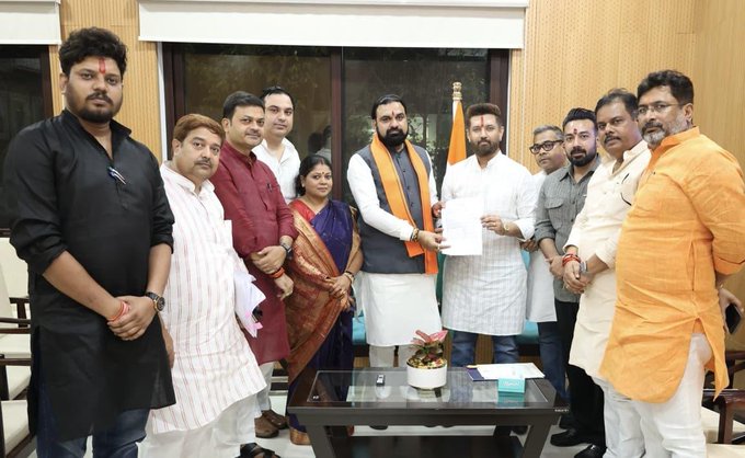 छात्रों से मिलने के बाद चिराग सीएम सम्राट चौधरी से मिलने पहुंचे। उन्होंने छात्रों द्वारा दिए गए ज्ञापन को मुख्यमंत्री को सौंपा।