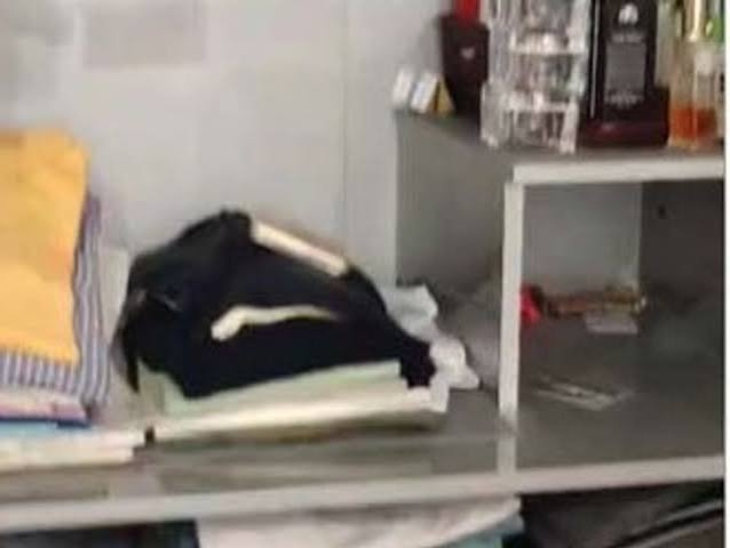 ठेकेदार के घर से 10 लाख कैश के साथ महंगी स्कॉच भी ले गया चोर