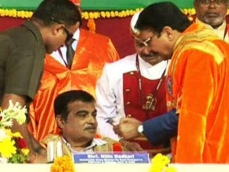 राष्ट्रगान के दौरान गडकरी अचानक लड़खड़ाकर बेहोश हो गए थे।