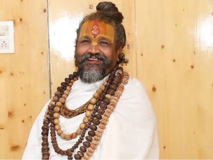 प्रकाशानंद गिरि उर्फ कंप्यूटर बाबा ने सुबह 11 बजे कारसेवकपुरम के पास ओम आश्रम में बैठक बुलाई थी।