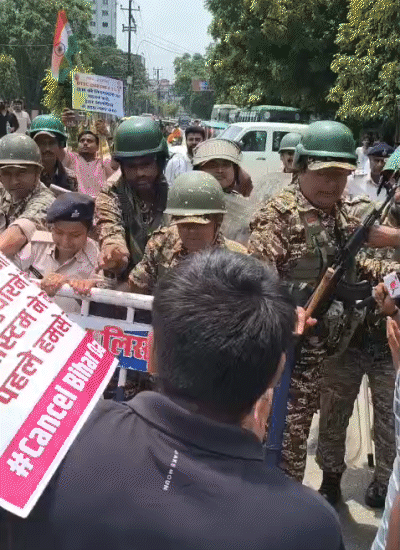 बैरिकेडिंग हटाने के लिए छात्रों और CPRF जवानों के बीच तनातनी होती रही।