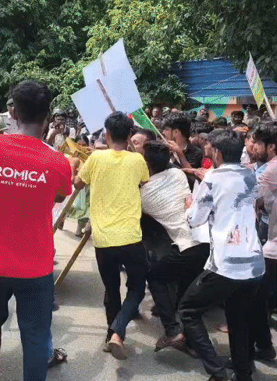 छात्रों बैरिकेडिंग लेकर भागने लगे।