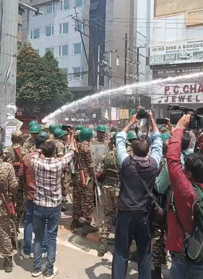छात्रों पर वाटर कैनन का इस्तेमाल किया गया।