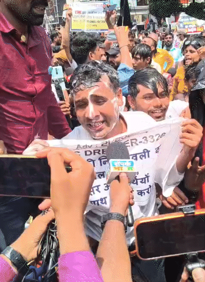 पानी की बैछार के दौरान छात्र शैंपू लगाकर नहाने लगे।