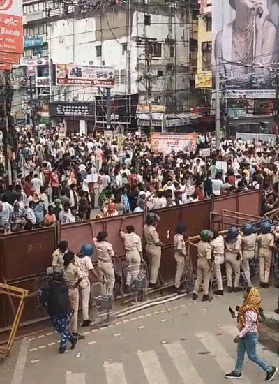 डाकबंगला चौराहे पर लोहे की शील्ड लगाकर छात्रों को रोका गया।