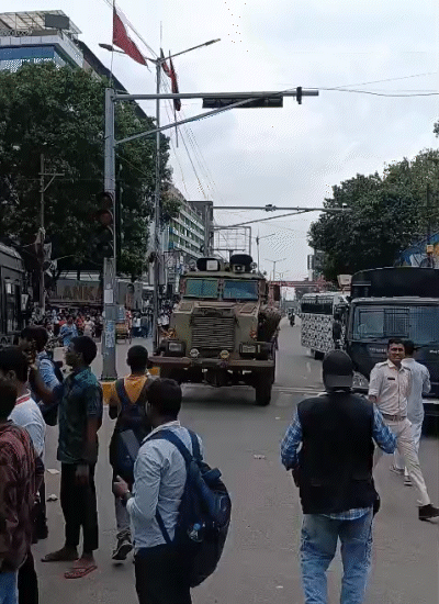 छात्रों के प्रदर्शन के बीच बंकर गाड़ी बुलाई गई है।