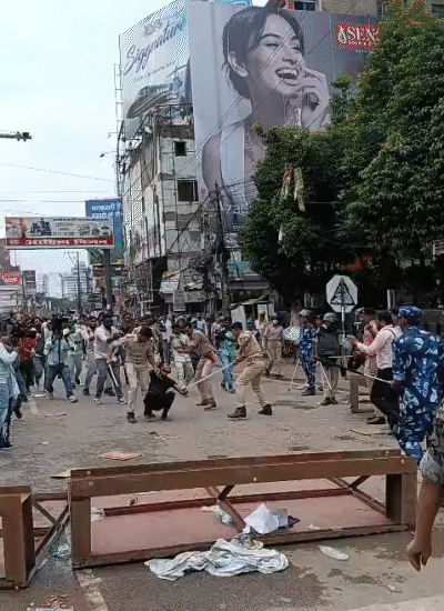 विद्यार्थ्याला फरफटत घेऊन जाणारे पोलीस.