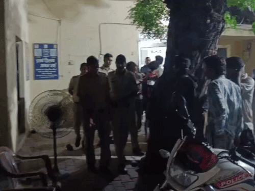 रात को सीवन थाना में पहुंचे लोग।