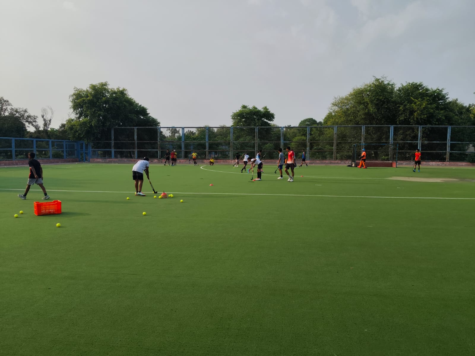 सिरसा का हॉकी मैदान, जहां पर राजिंद्र सिंह भी तैयारी करते थे और उनसे प्रेरित होकर बाकी खिलाड़ी तैयारी करते हुए