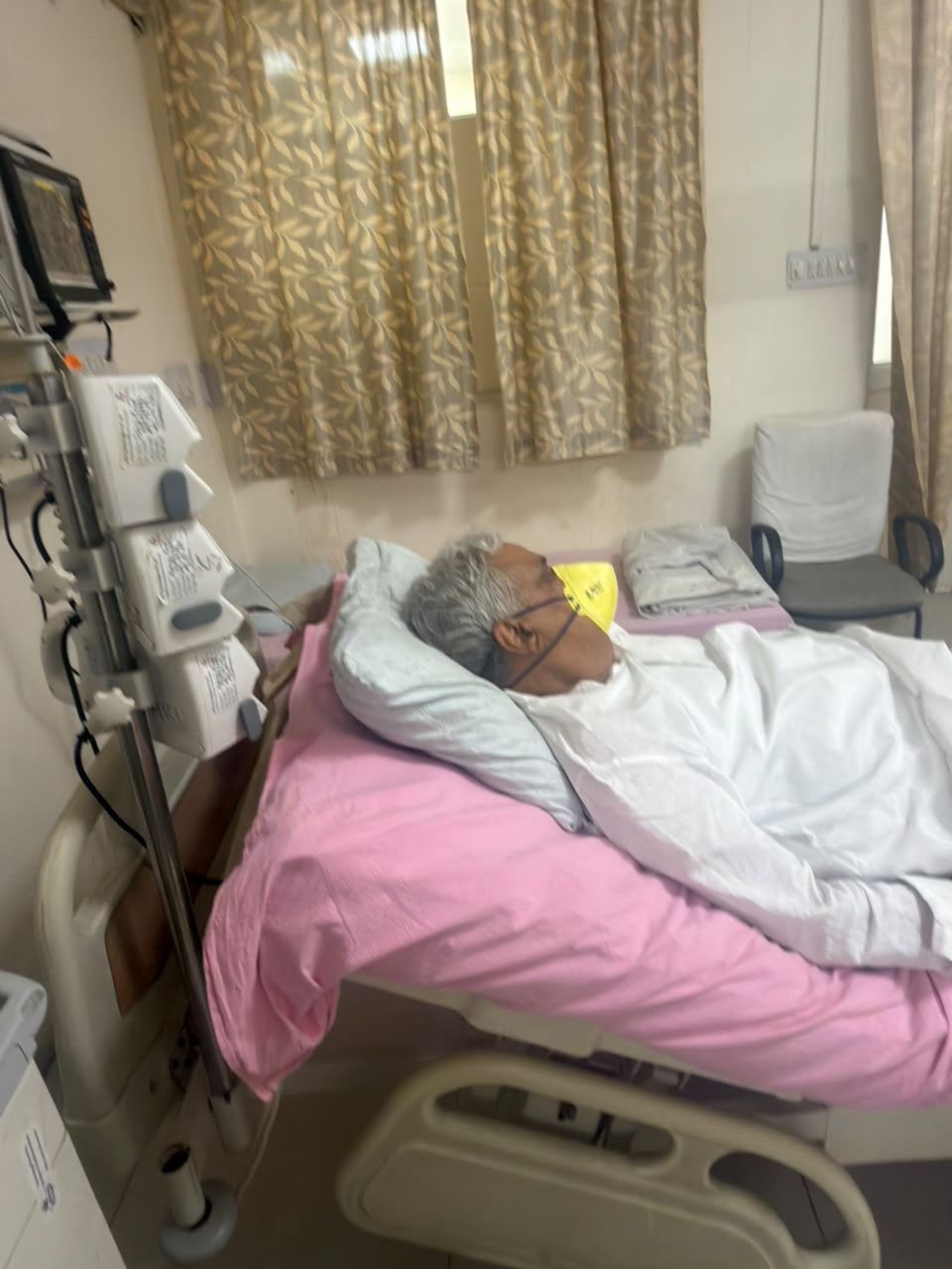 कृषि मंत्री डॉ. किरोड़ी लाल मीना को आज(मंगलवार) सवाई मानसिंह हॉस्पिटल (SMS) के आईसीयू वार्ड में भर्ती करवाया गया है।