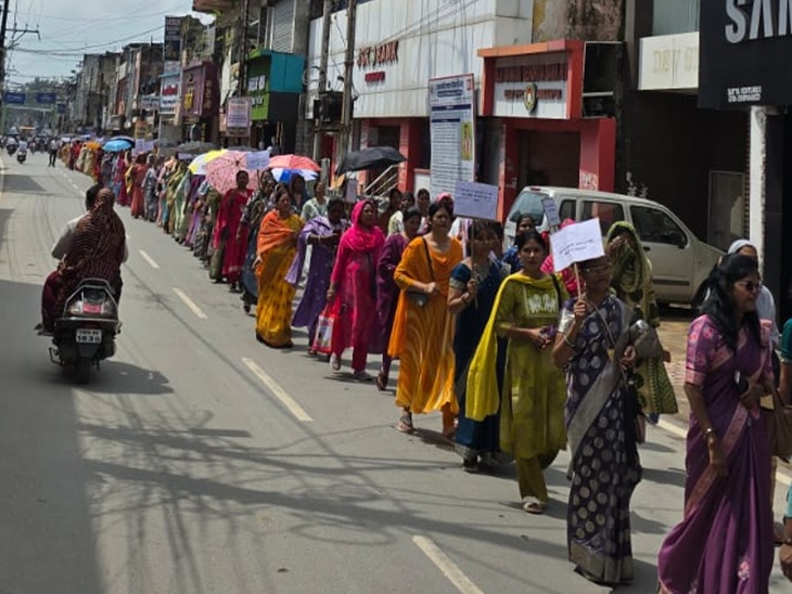 शहर के मुख्यमार्गों से शिक्षकों ने निकाली रैली