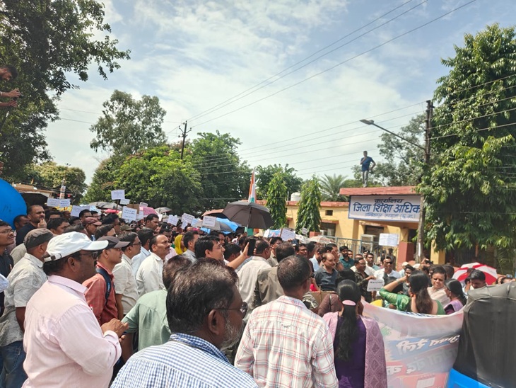 डीईओ कार्यालय में सौंपा ज्ञापन
