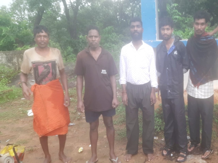 पुलिस ने ग्रामीणों की मदद से टापू में फंसे तीनों दोस्तों को सुरक्षित बाहर निकाल लिया।
