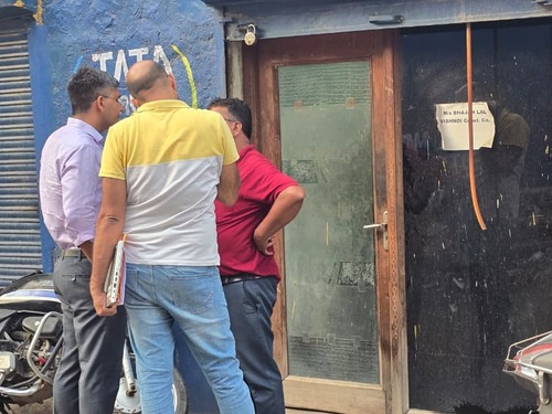 ठेकेदार भजनलाल के ऑफिस के बाहर तैनात इनकम टैक्स विभाग की टीम।