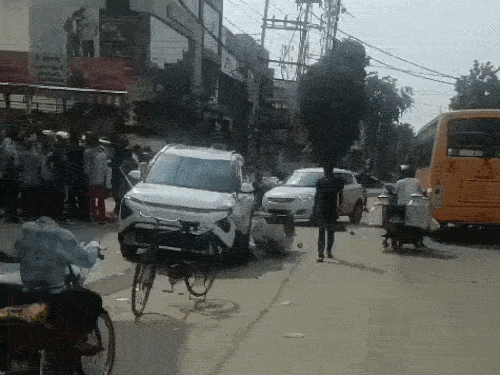बेकाबू गाड़ी ने दुकान के बाहर खड़ी एक स्कूटी को भी टक्कर मार दी