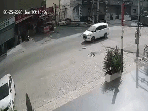 मॉडल टाउन के पास बीकानेर स्वीट्स के बाहर एक्सीडेंट का CCTV। - Dainik Bhaskar