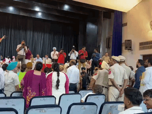 हाउस में प्रस्तावों पर आपत्ति को लेकर हंगामा करते कांग्रेस काउंसलर।