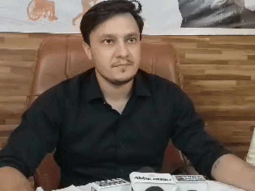रोहतक में पत्रकारों से बात करते हुए जिला युवा अधिकारी परम राठी । - Dainik Bhaskar