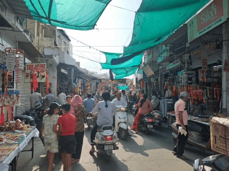 राखी के साथ मिल रहे टॉय गिफ्ट, 5 रुपए से 5 हजार तक की वैरायटी; घेवर भी सजे|पाली (मारवाड़),Pali (Marwar) - Dainik Bhaskar