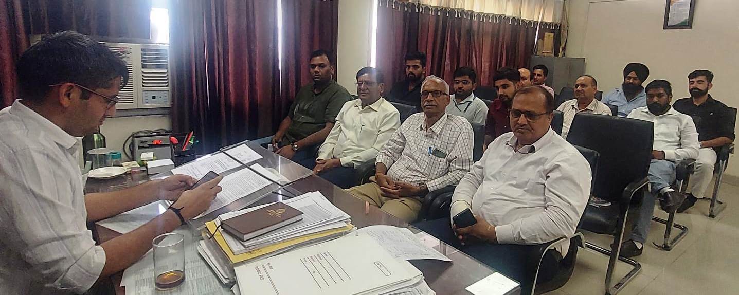 पंप ऑपरेटर और गैस एजेंसी अधिकारियों के साथ मीटिंग लेते हुए डीएफएसी।