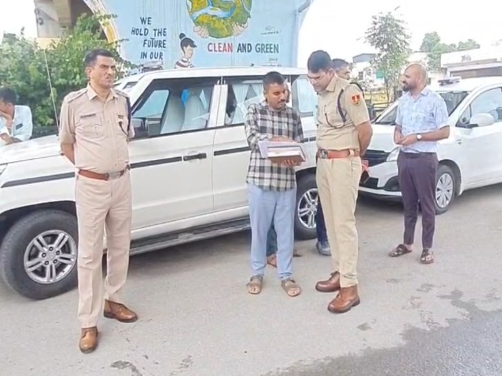 मॉकड्रिल का जायजा लेते एसपी रोशन मीना ।