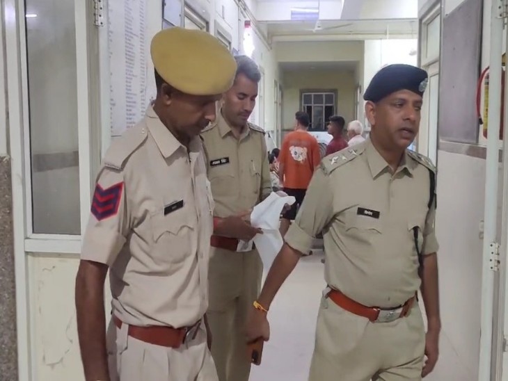 घटना की जानकारी मिलने के बाद सआदत अस्पताल में पहुंचे पीपलू डीएसपी विनोद कुमार, बरौनी थाना प्रभारी जयमल।